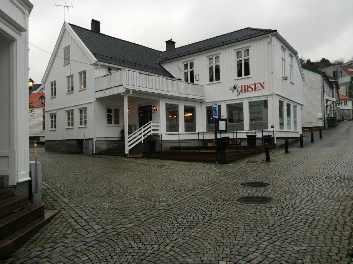غريمستاد Gjestehuset Ibsen الغرفة الصورة